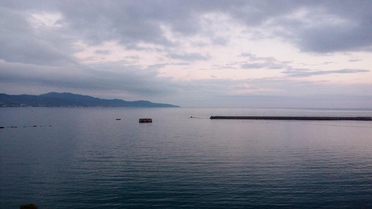 Seafront Penthouse Leo Apartment Kalamata Bagian luar foto