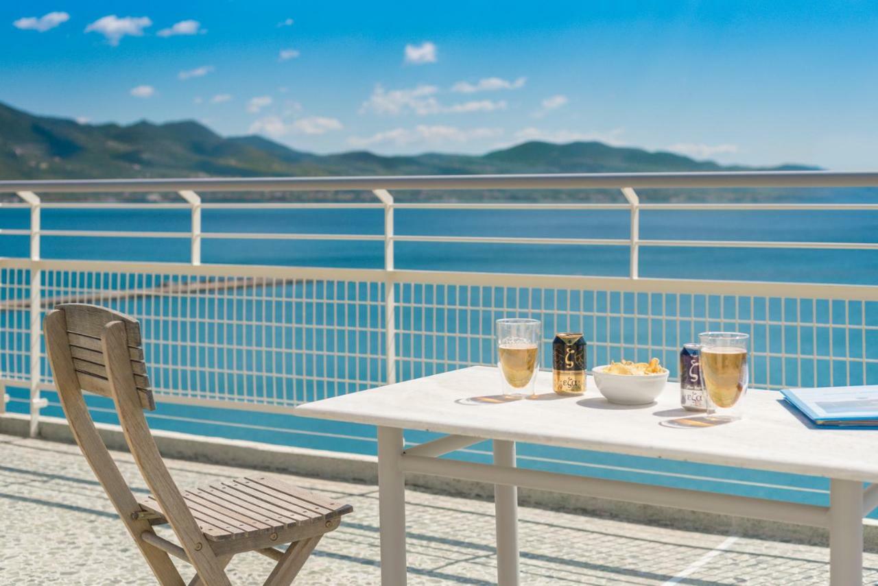 Seafront Penthouse Leo Apartment Kalamata Bagian luar foto