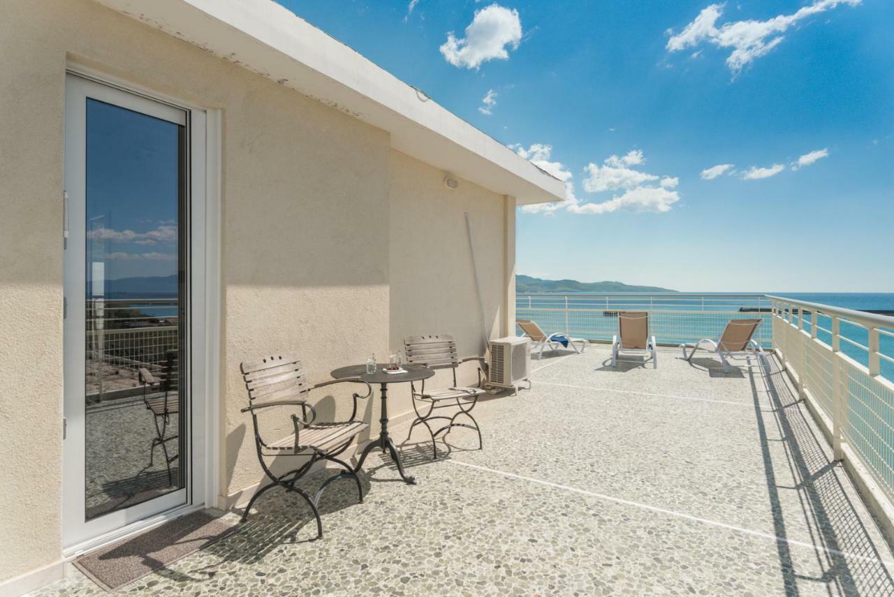 Seafront Penthouse Leo Apartment Kalamata Bagian luar foto